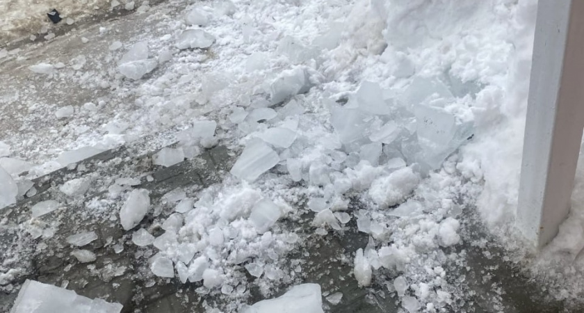 Жители Дзержинска бьют тревогу: с крыш падают ледяные глыбы