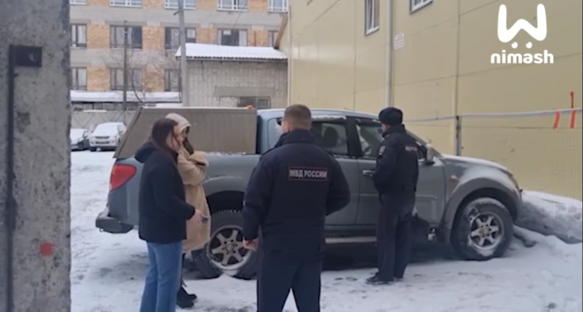 В Нижнем Новгороде собака вторые сутки сидит в кузове машины без воды и еды