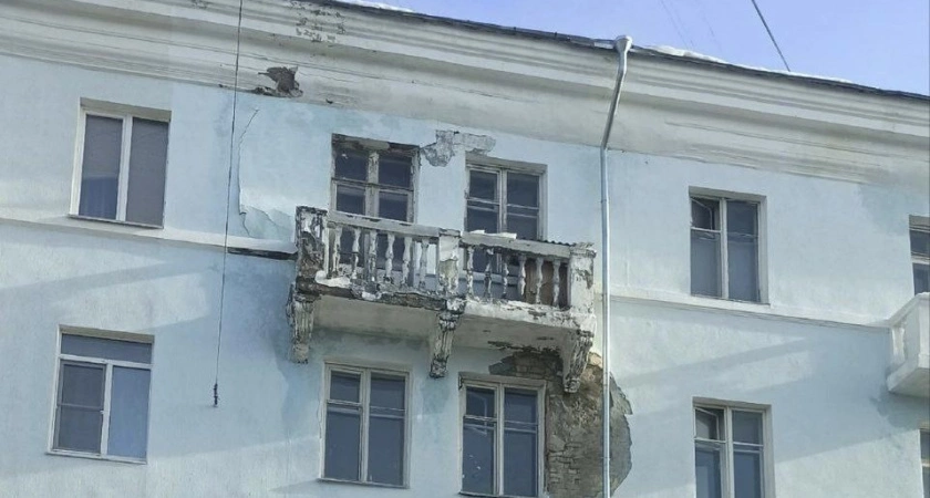 Фото к статье: Небезопасный балкон в Дзержинске вызывает беспокойство среди местных жителей