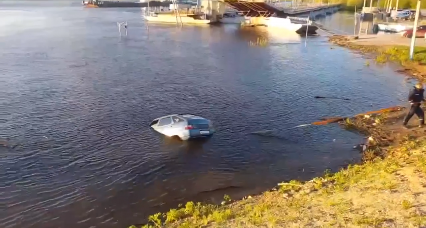 В Павловском районе утонула легковушка