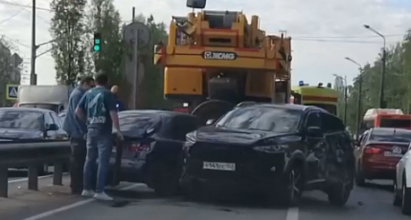 Автобус, кран и две легковушки столкнулись в Нижнем Новгороде