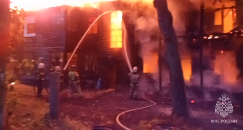 50 пожарных тушили вспыхнувший ночью деревянный дом в Нижнем Новгороде