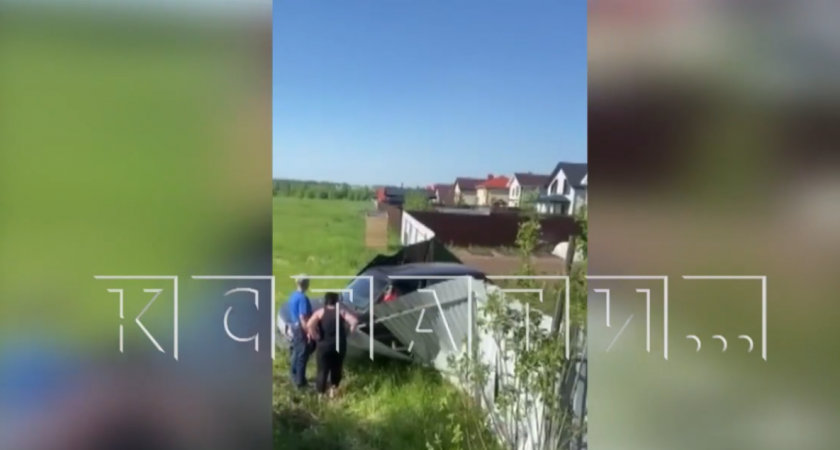 В Кстовском районе пьяная женщина за рулем Land Rover протаранила забор