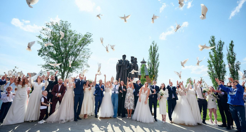 Массовая свадебная церемония прошла в Нижнем Новгороде 