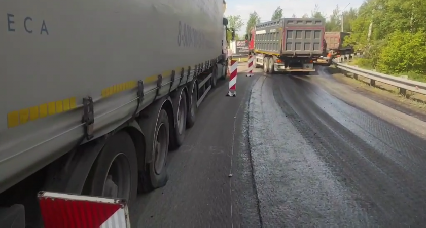 Рабочий пострадал из-за лопнувшего колеса фуры на трассе под Нижним Новгородом