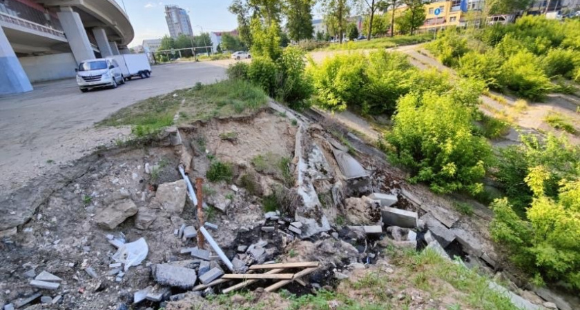 Из-за размытия грунта в Нижнем Новгороде у метромоста разрушается асфальт 