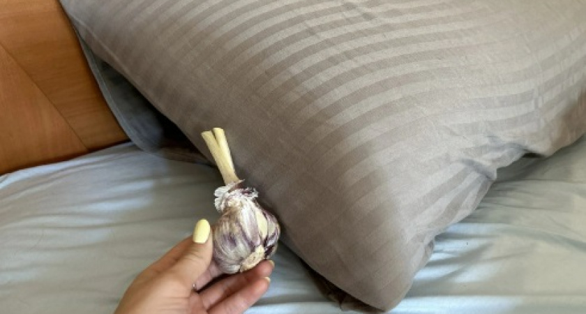 Секрет предков, который работает: положите чеснок под подушку, и результат вас удивит