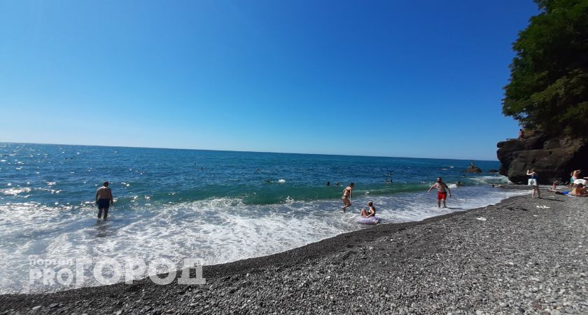 Теперь нельзя: туристам запретили купаться в Черном море