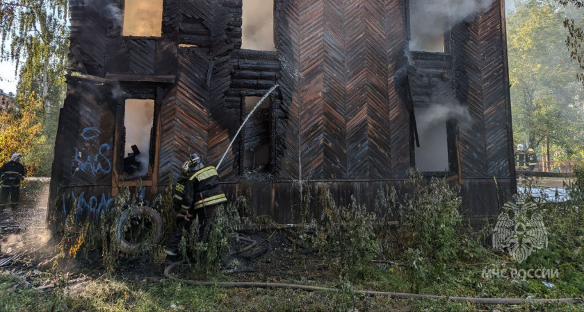 28 пожарных рано утром тушили заброшенный дом в Нижнем Новгороде