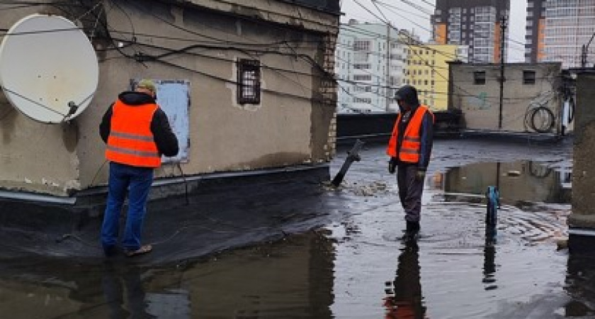 ДУКи пяти районов города провели техосмотр и очистку водосточных систем многоквартирных домов