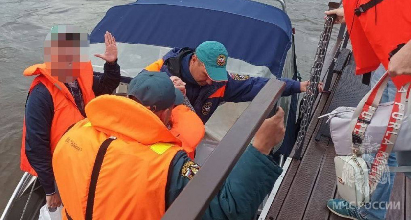 Шесть человек пришлось спасать из плавучей бани в Нижегородской области 