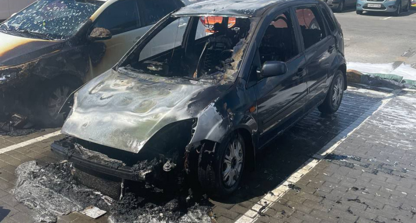 Несколько машин сгорели на парковке в Нижнем Новгороде
