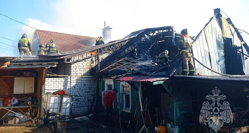В Сормово вспыхнул пожар на 160 квадратов: загорелись сразу два дома