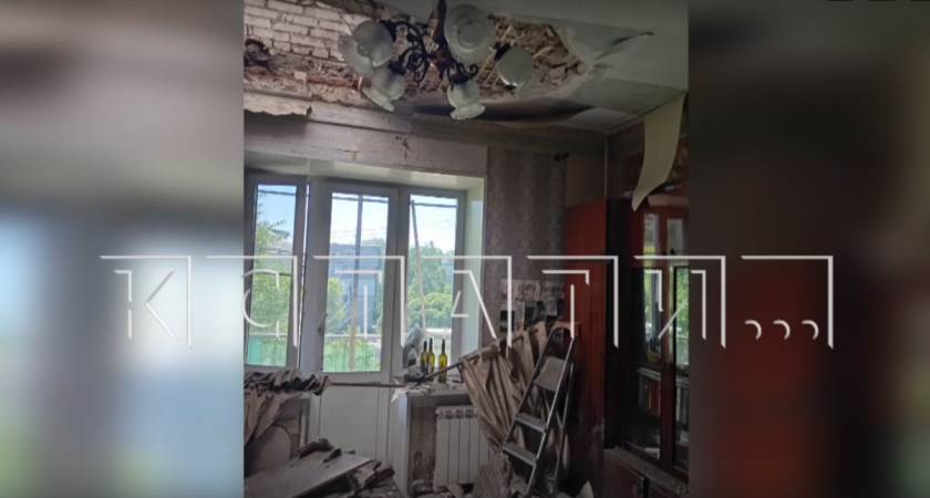 Рабочий сломал позвоночник, провалившись с крыши в квартиру в Нижнем Новгороде 