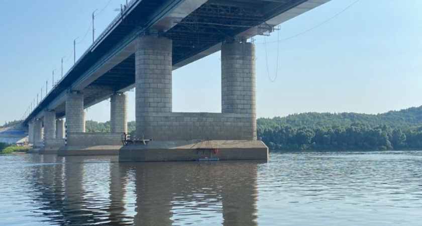 Двое рабочих упали в воду во время строительных работ на Стригинском мосту
