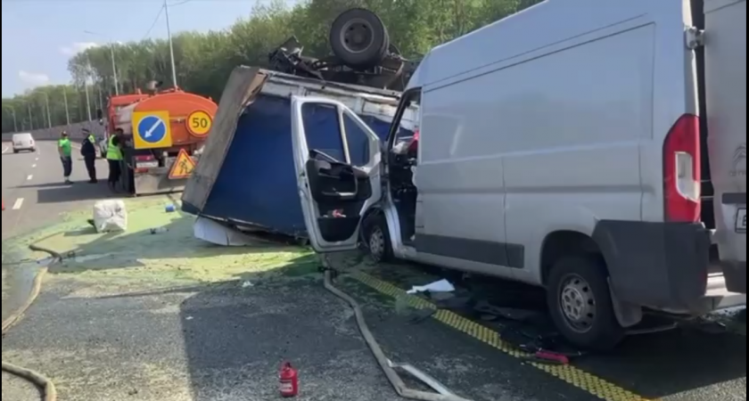 Три человека пострадали при столкновении микроавтобуса с грузовой ГАЗелью в Пильнинском районе 