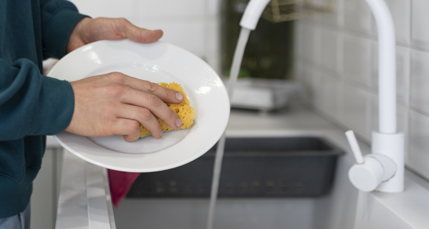 Секретный трюк, который превращает грязную кухонную губку в новую