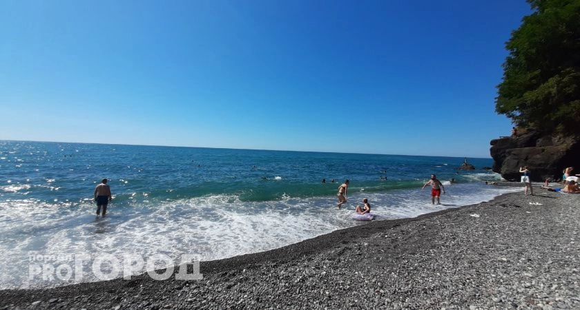 Фото к статье: "Не спасает ничего": туристы на курортах Черного моря массово жалуются на новую напасть