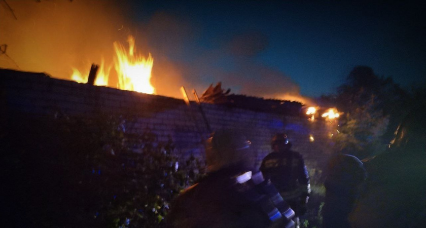 Нежилой дом загорелся поздно вечером в Нижнем Новгороде