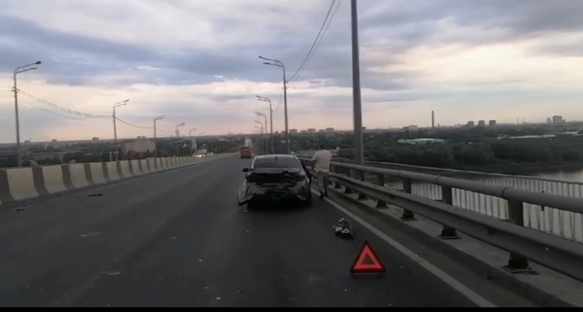 ДТП с участием двух легковушек произошло на Мызинском мосту: есть пострадавший