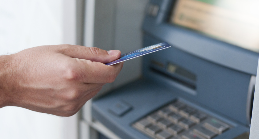 Срочно снимите деньги: россиян предупредили о проблемах с банковскими картами с 19 июля