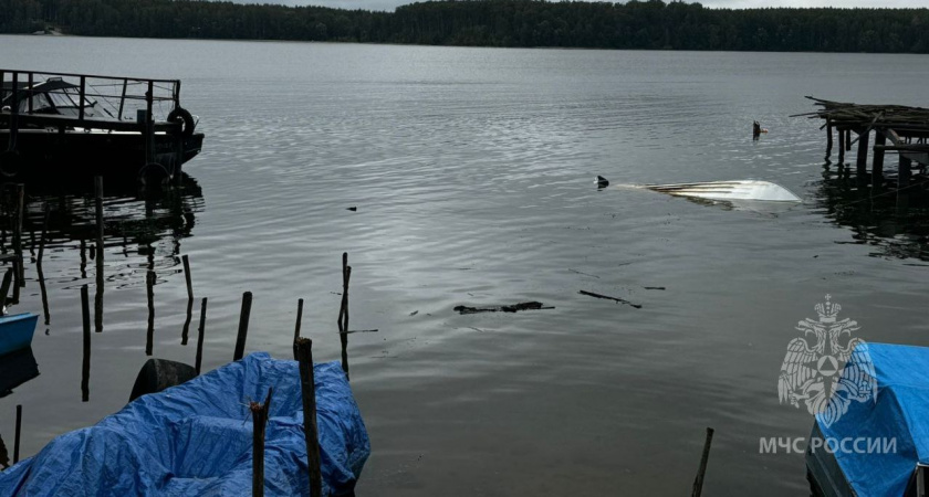 Лодка с шестью рыбаками опрокинулась в Чкаловском районе