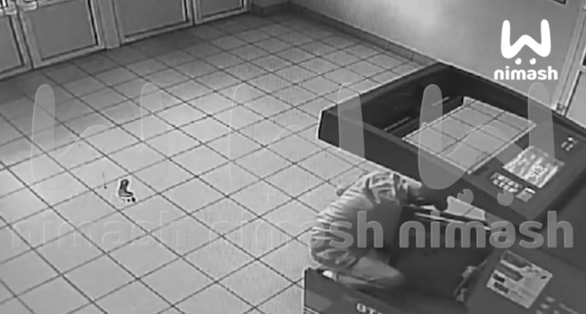 В Балахне неизвестный на глазах прохожих вскрыл банкомат и вынес почти 7 миллионов рублей 