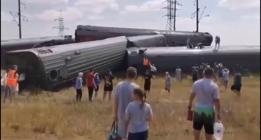 Поезд с 800 пассажирами сошел с рельсов в Волгоградской области