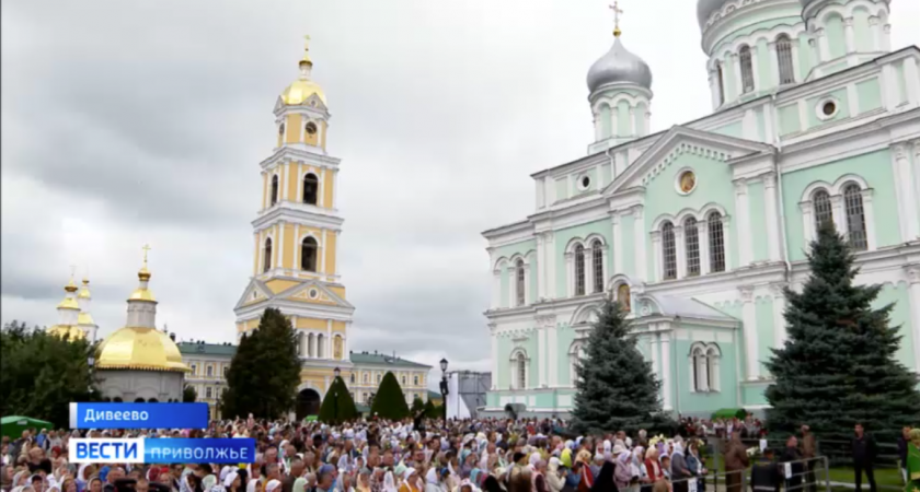 Тысячи паломников со всей России посетили Дивеево в день обретения мощей Серафима Саровского