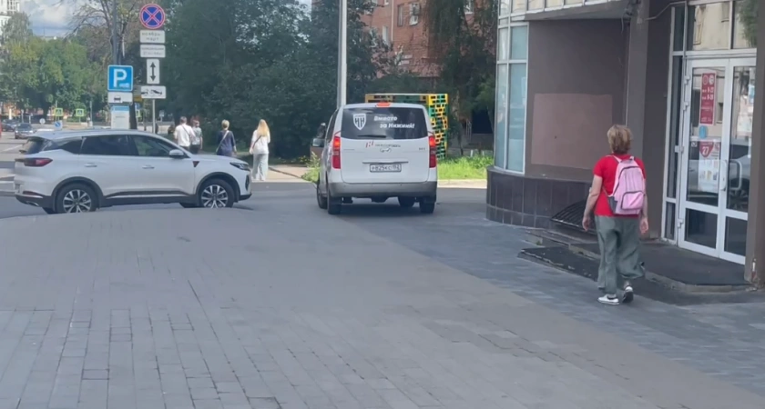 Фото к статье: Нижегородцы заметили брендированный автомобиль "Пари НН", разъезжающий по тротуару
