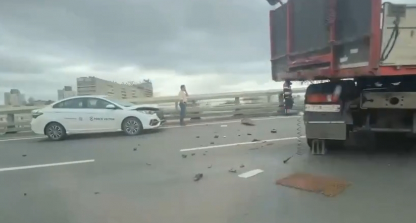 В Нижнем Новгороде образовалась пробка на мосту из-за массового ДТП с грузовиком