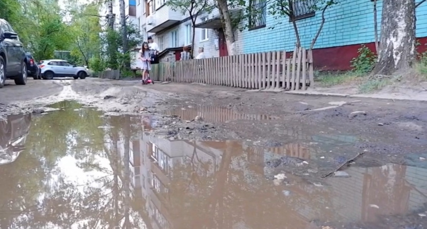 Разбитая дорога во дворе довела нижегородскую пенсионерку до нищеты