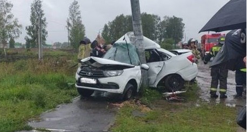 В Кстовском районе молодой водитель на "Ладе" влетел в столб