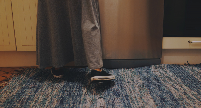 Революционный способ почистить ковер: просто посыпьте его этим и оставьте на полчаса, даже руки не замочите