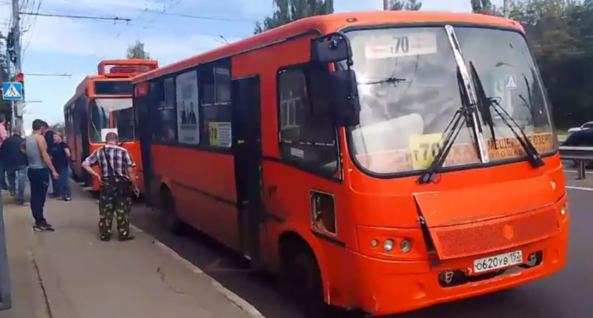 Троллейбус врезался в маршрутку на остановке в Нижнем Новгороде