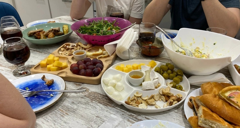 Все ждут, когда вы уйдете: эти три привычки в гостях кричат о низком интеллекте