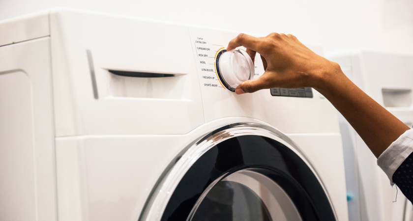 Стакан при стирке - и одежда сияет белизной: прачка поделилась секретом, что добавляет в стиралку с порошком