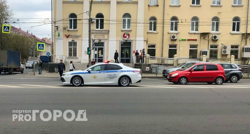 Нижегородские полицейские спасли на дороге беременную женщину