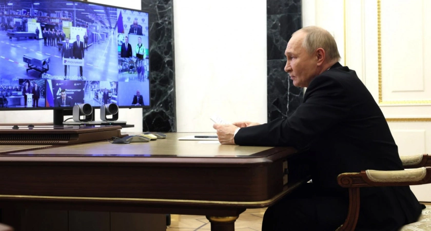 Фото к статье: Владимир Путин принял участие в открытии ткацкой фабрики в Володарске 