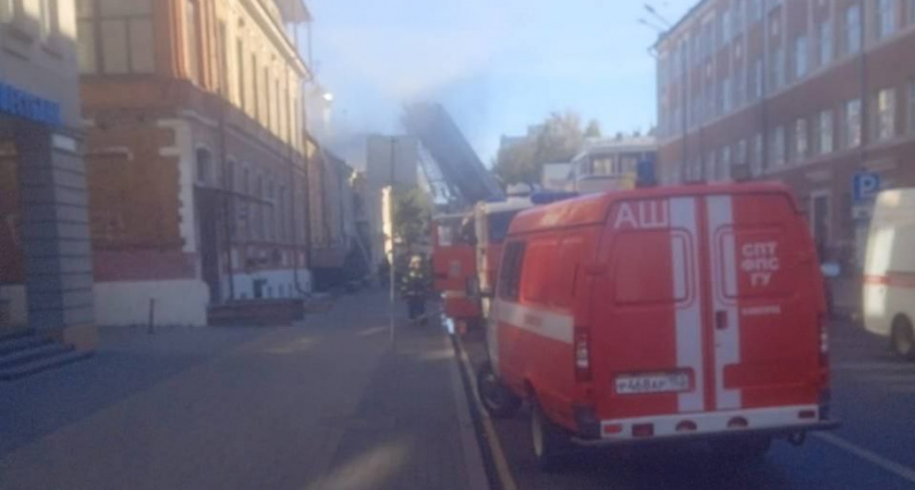 В центре Нижнего Новгорода загорелся бар