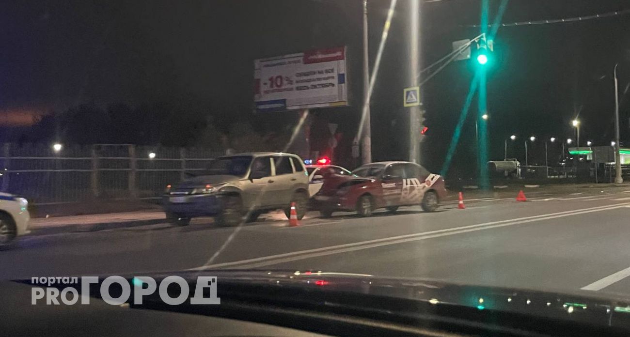 В Нижнем Новгороде посреди ночи на пустой дороге столкнулись две легковушки