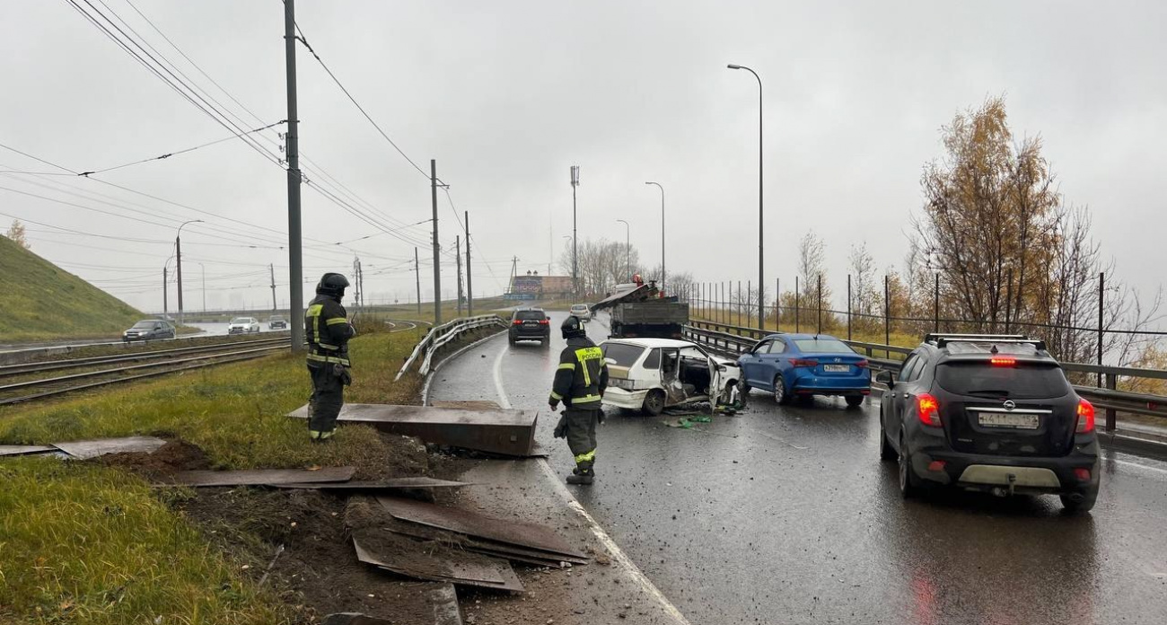 На Окском съезде образовалась большая пробка из-за ДТП с краном