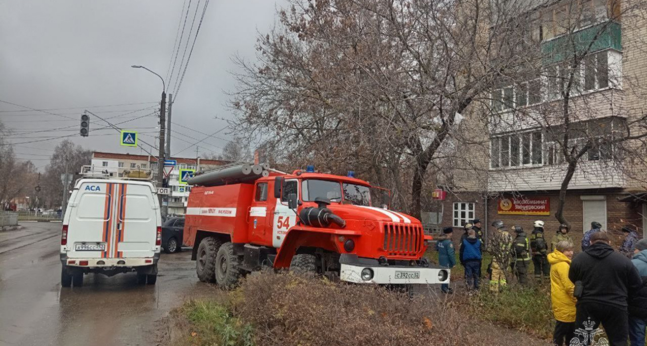 Лопнувшее стекло вызвало переполох в Кстово: на месте экстренные службы