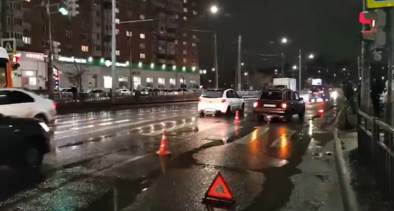 Фото к статье: ДТП на улице Плотникова: пострадали дети на регулируемом переходе