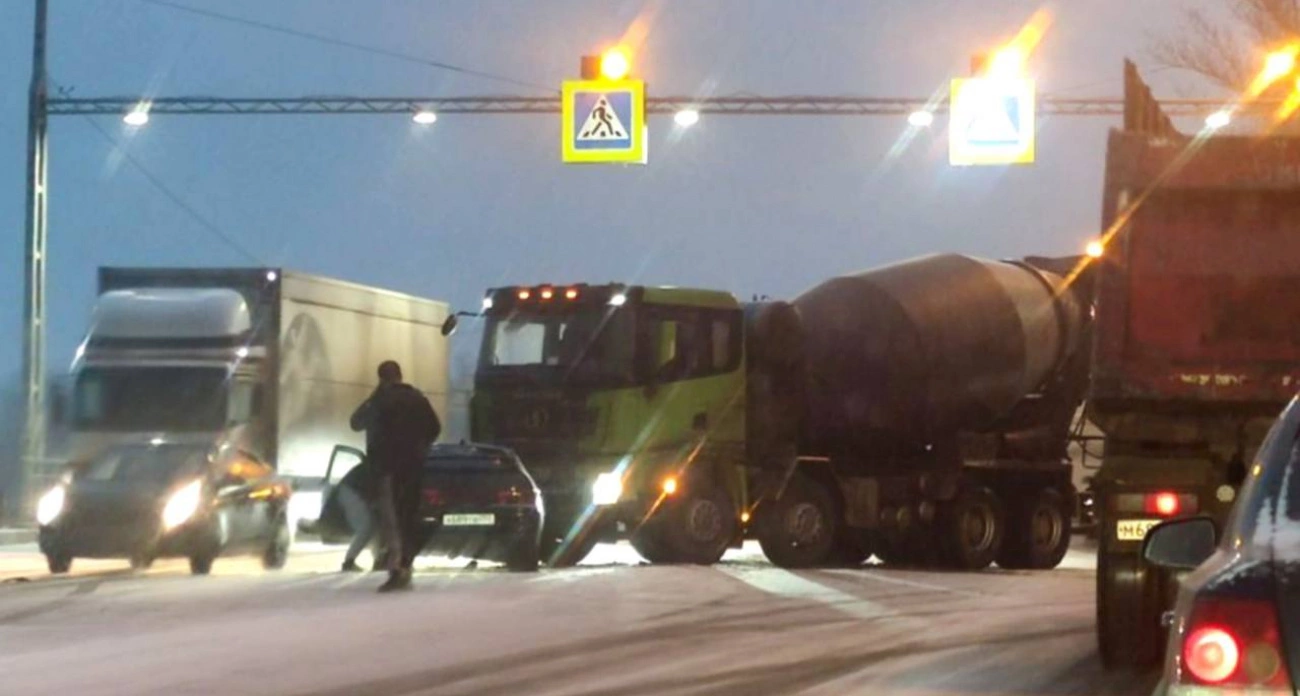 Фото к статье: ДТП с участием бетономешалки и легковушки перекрыло дорогу в Кстово