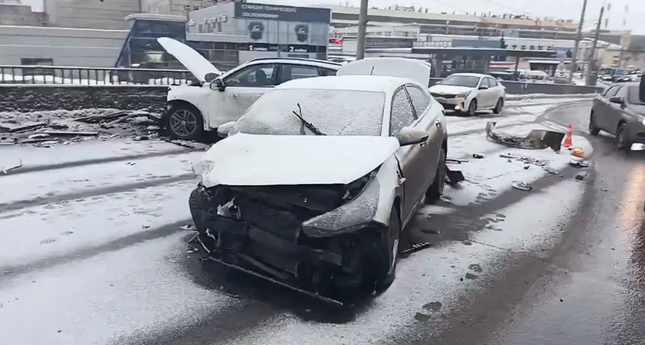 Фото к статье: Массовое ДТП с пострадавшими создало пробку в Нижнем Новгороде