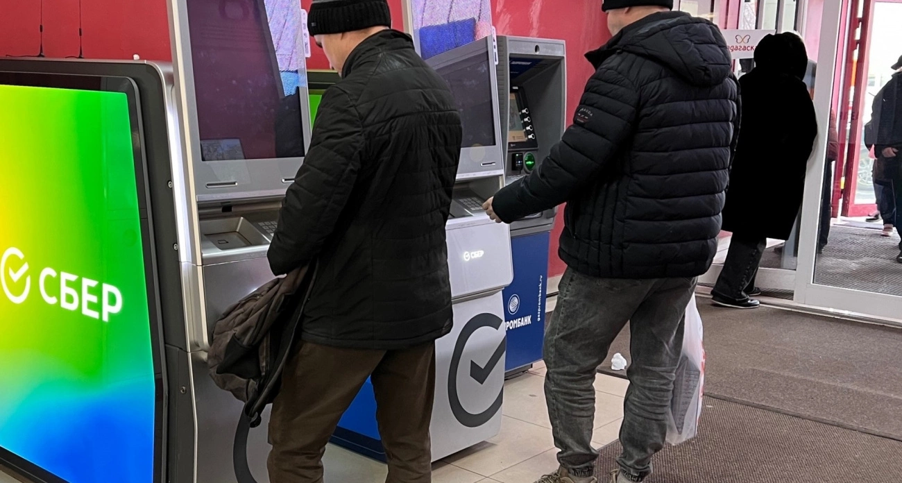 Фото к статье: Теперь будет запрещено: всех, кто снимает деньги с банковских карт, ждет неприятный сюрприз с 1 января