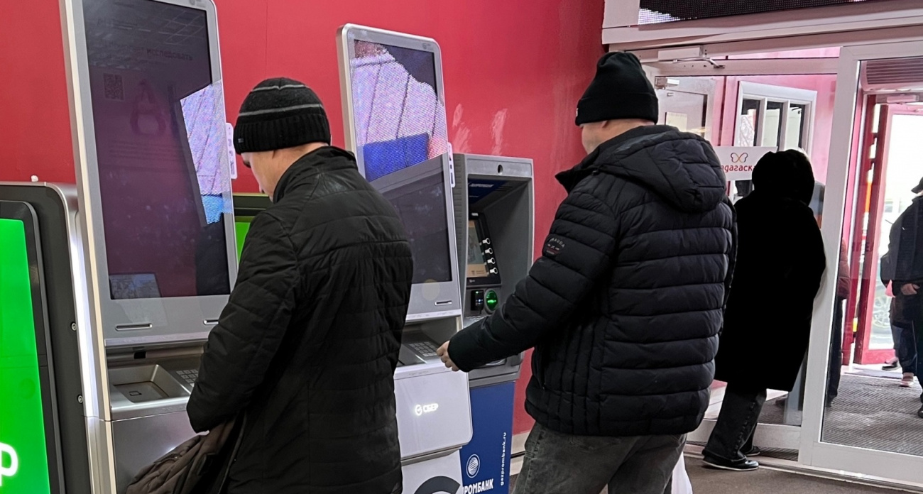 «С сегодняшнего дня запрещено»: всех россиян, кто хранит деньги на карте, ждет сюрприз