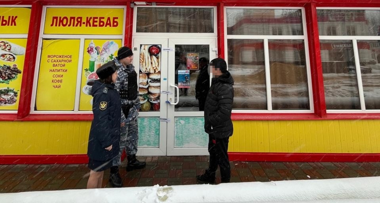 Приставы закрыли закусочную в Сормовском районе за незаконное трудоустройство иностранцев 