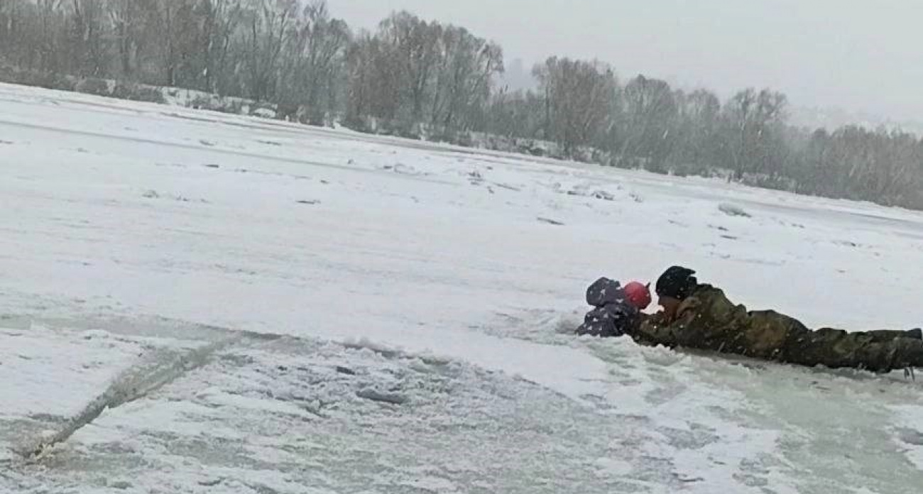 В Нижнем Новгороде мужчина спас провалившегося под лед 3-летнего ребенка